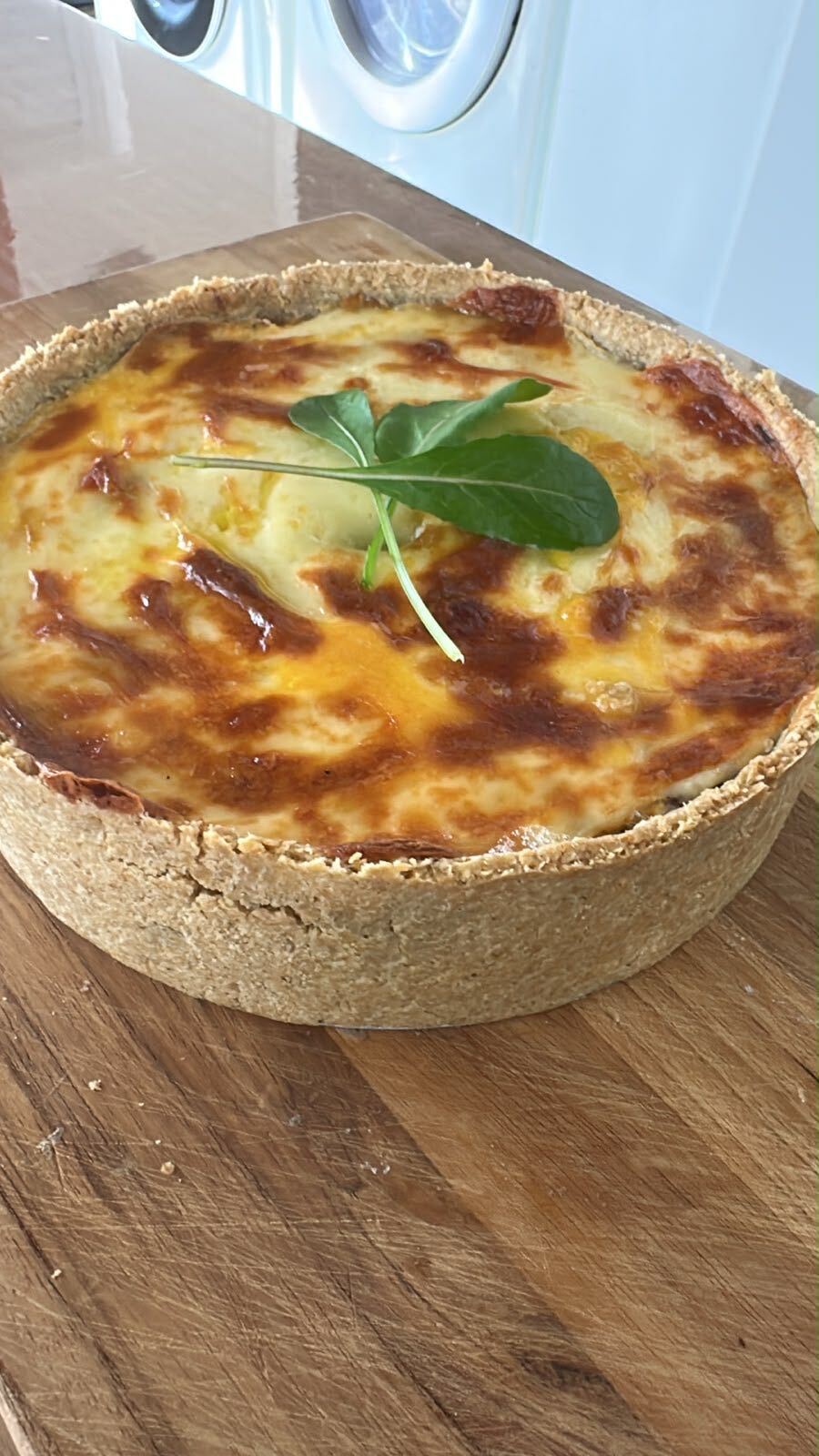 Torta artesanal gratinada, foto real, vista de cima